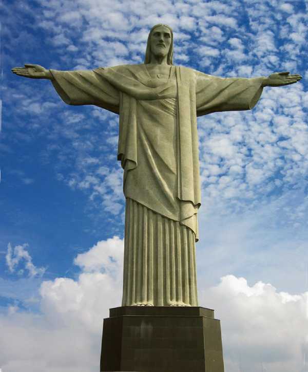Statua cristo braccia aperte