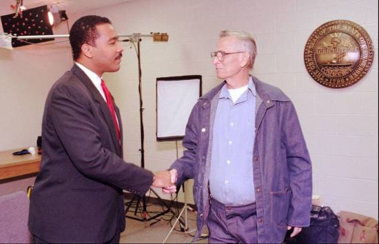 James Earl Ray stringe la mano a Dexter King